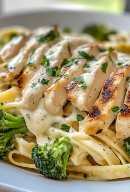 Creamy Chicken Alfredo Fettuccine with Broccoli